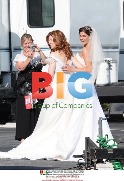 Teri Hatcher and Dana Delany on 'Desperate Housewives' set