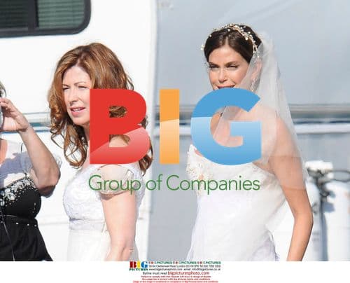 Teri Hatcher and Dana Delany on 'Desperate Housewives' set