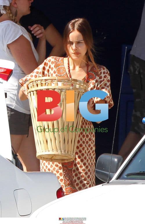 Isabel Lucas Moving to New Apartment