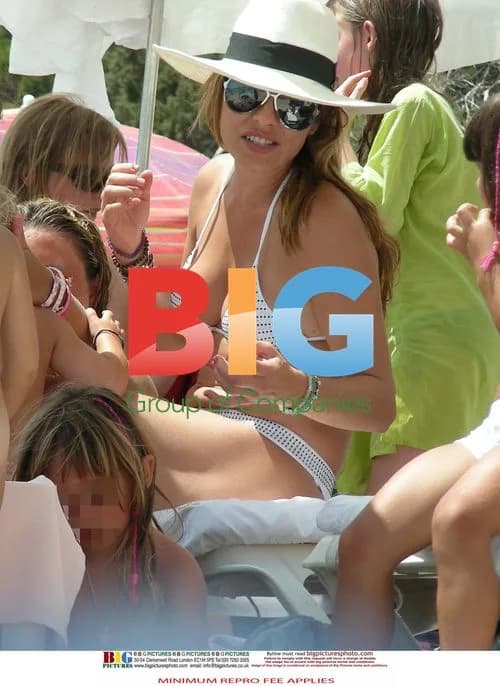 Elen Rives' beach mishap