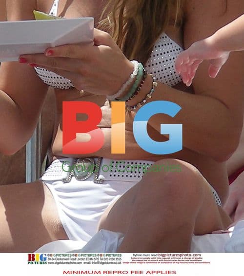 Elen Rives Enjoys Beach Day with Kids