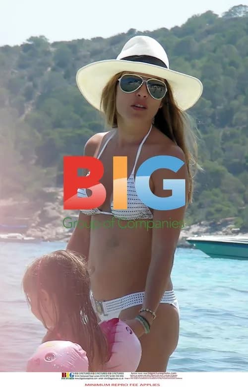 Elen Rives Enjoys Beach Holiday with Kids