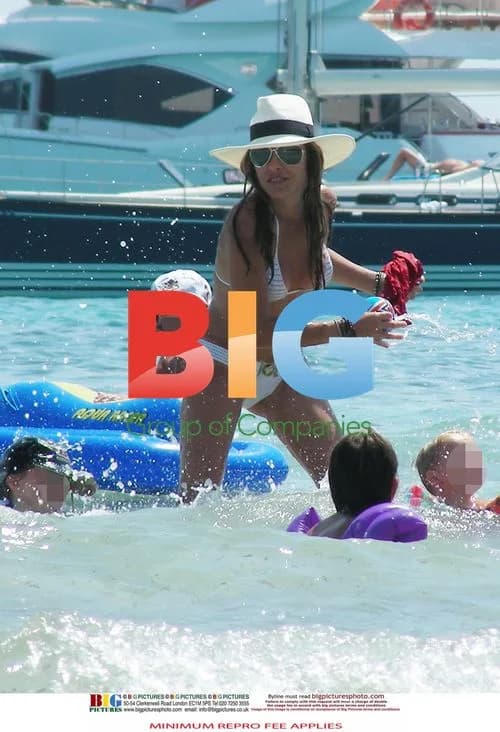 Elen Rives Enjoys Beach Day with Kids