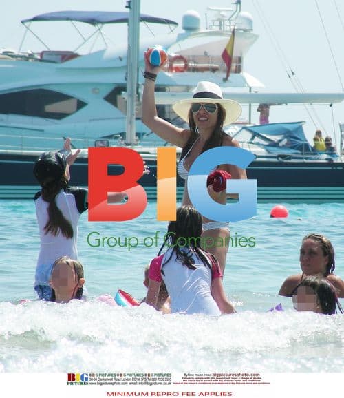 Elen Rives Enjoys Beach Holiday with Kids