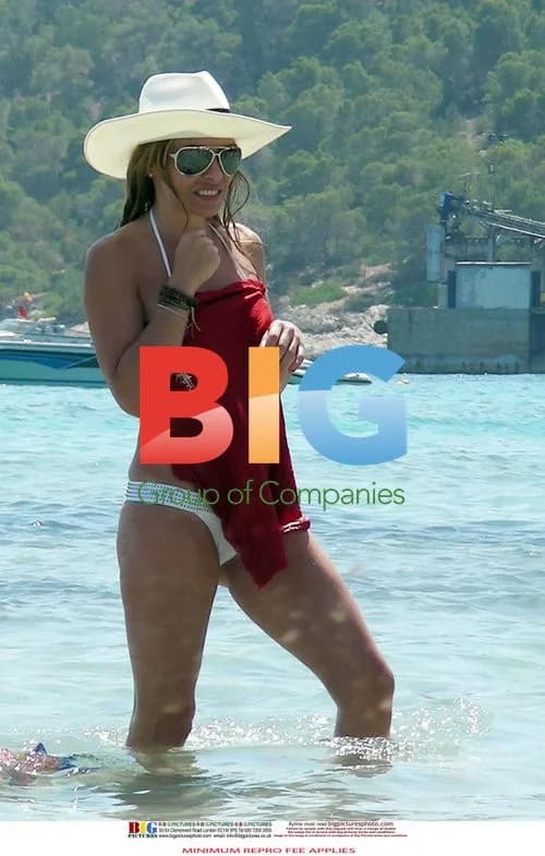 Elen Rives enjoys beach holiday with kids