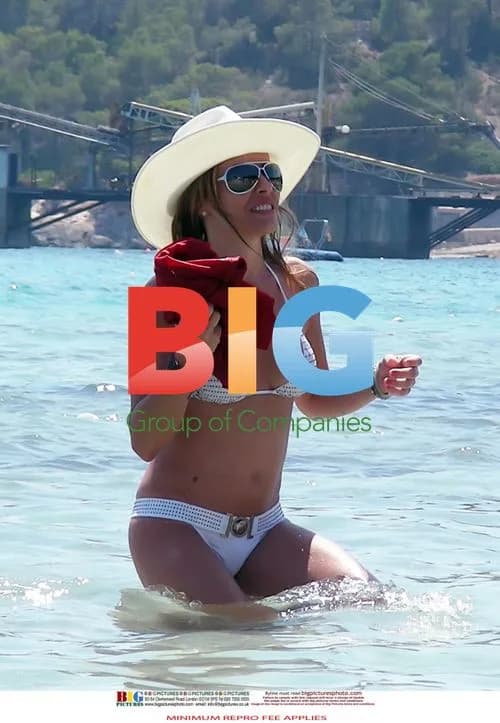Elen Rives enjoys beach day with kids