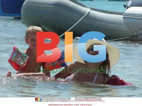 Elen Rives Enjoys Beach Day with Kids