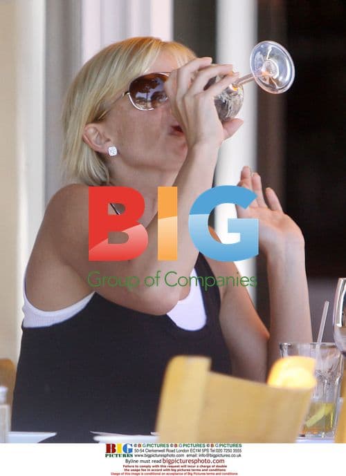 Jamie Presley enjoys lunch with friend