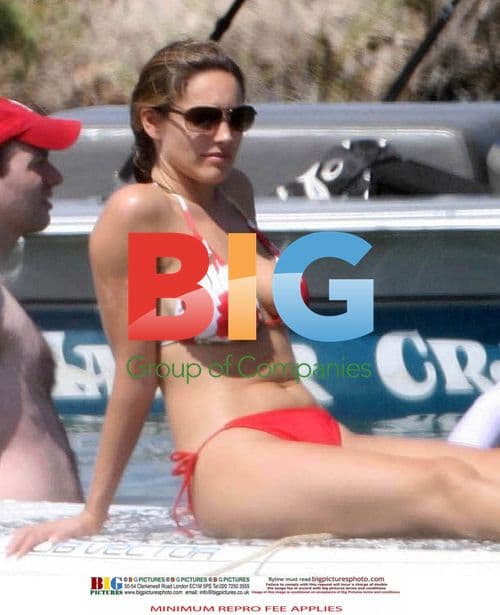 Kelly Brook enjoys herself in France