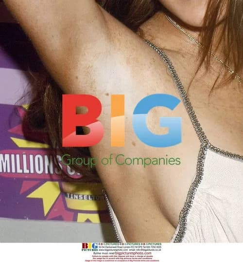 Lindsay Lohan makes milk shake with fans