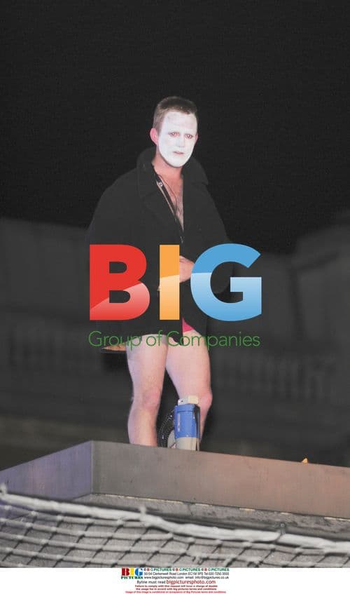 Performer strips off for war speech in Trafalgar Square