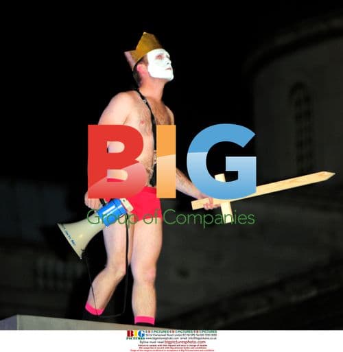 Performer strips on pedestal in Trafalgar Square