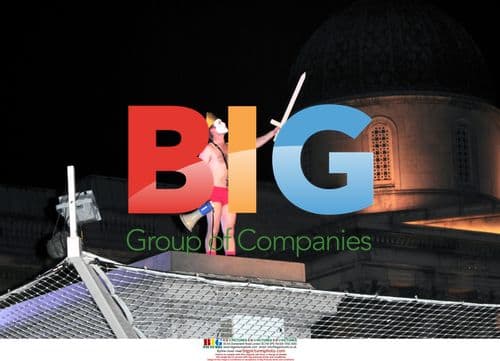 Performer strips on pedestal in Trafalgar Square