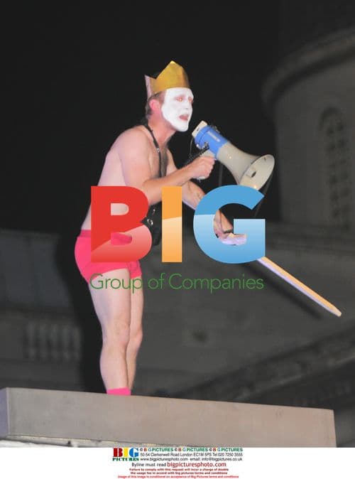 Performer strips off to give speech in Trafalgar Square