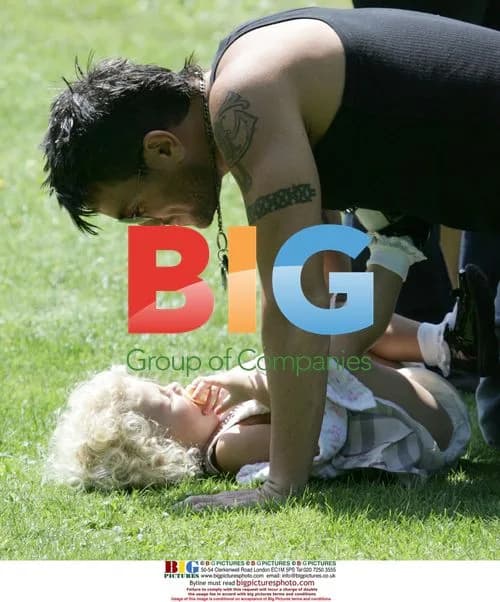 Peter Andre and kids unpack boxes, then go to pub