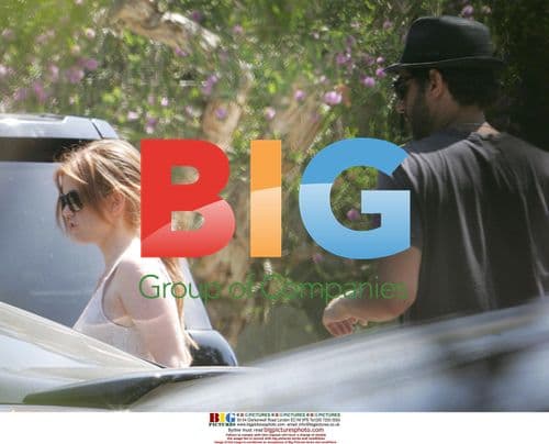 Sacha Baron Cohen and Isla Fisher visit Courtney Cox's home