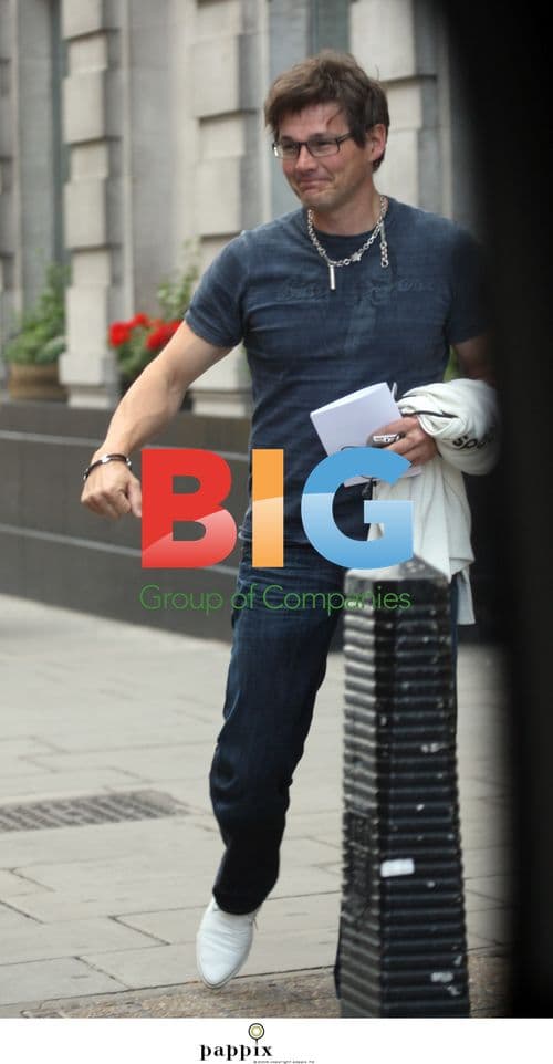 A-ha spotted outside London hotel