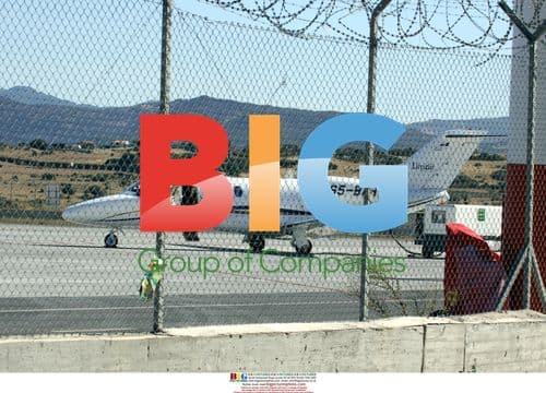 Guy Ritchie with twins on holiday