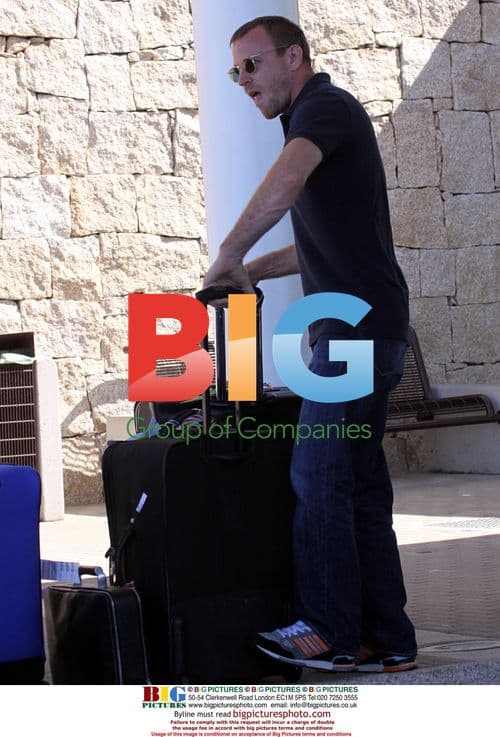 Guy Ritchie relaxes with twins in Italy