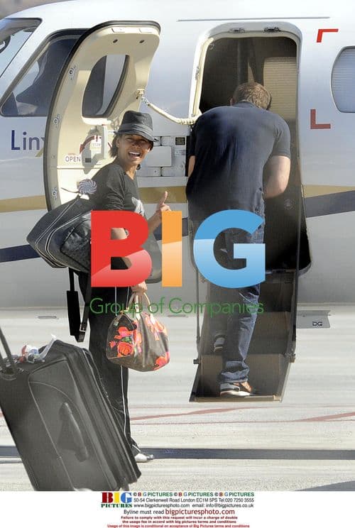 Guy Ritchie relaxes with twins in Italy