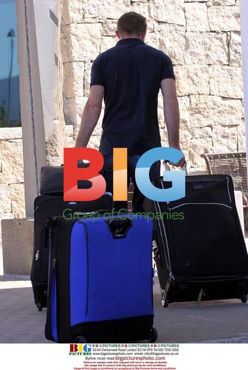 Guy Ritchie relaxes with twins in Italy