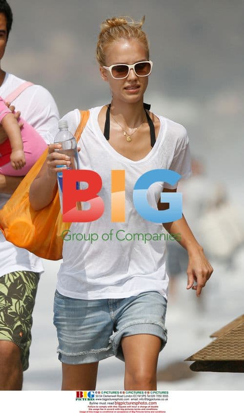 Jessica Alba & Family Enjoy Malibu Beach