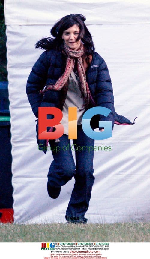 Katie Holmes and Suri play in the leaves