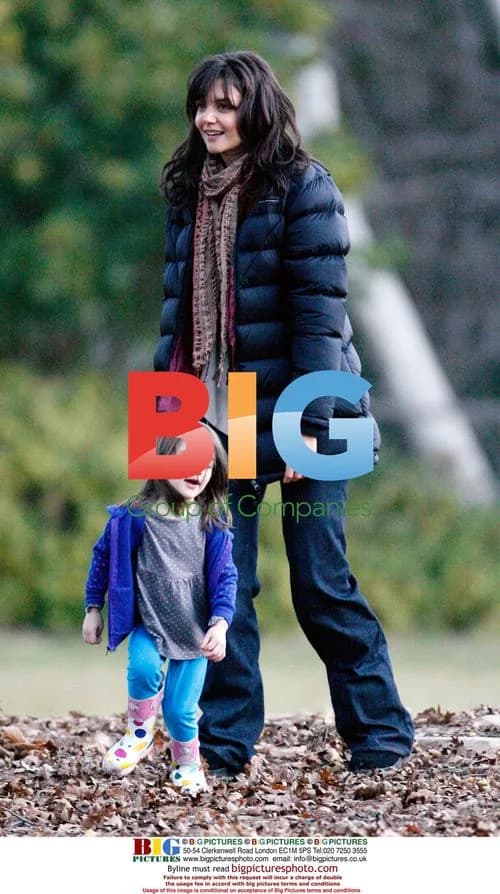 Katie Holmes and Suri play in leaves on film set