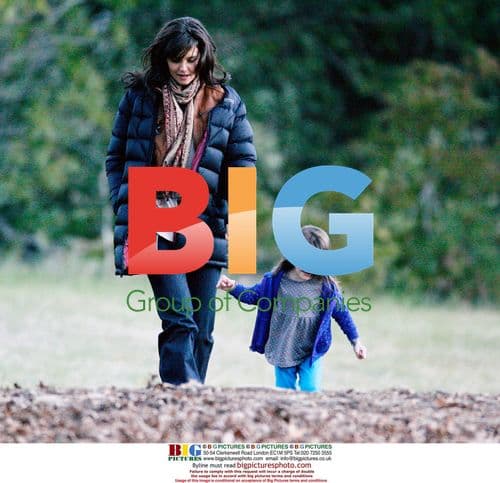 Katie Holmes and Suri play in leaves on film set