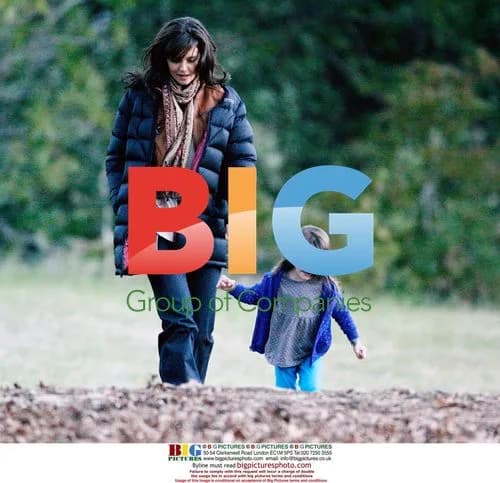 Katie Holmes and Suri play in leaves on film set