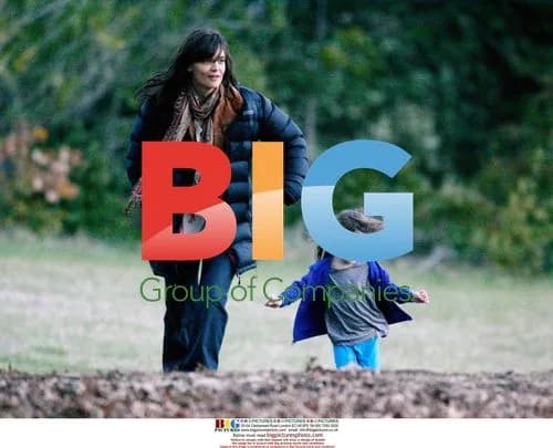 Katie Holmes and Suri play in leaves on film set