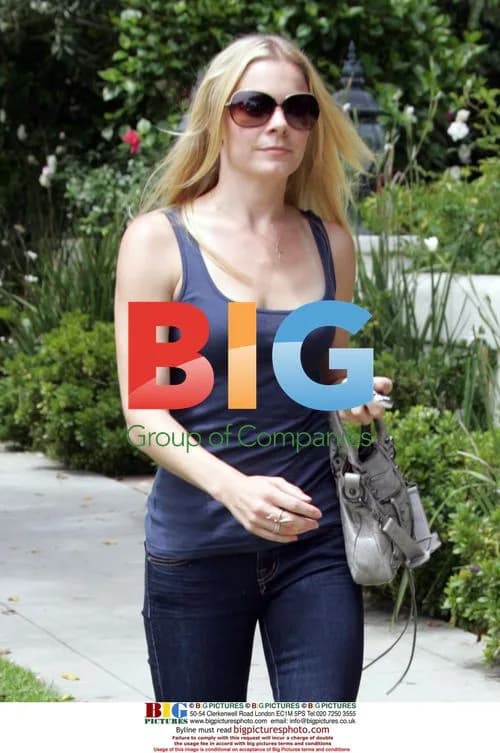 LeAnn Rimes strolling in Brentwood, California