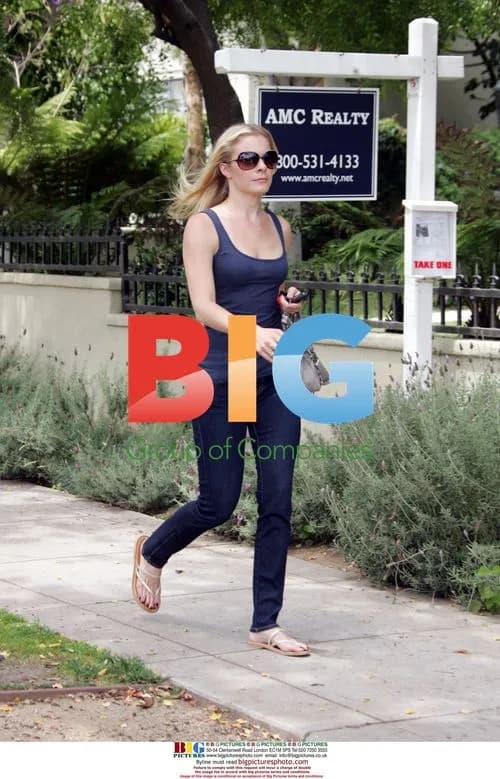 Singer LeAnn Rimes strolling in Brentwood