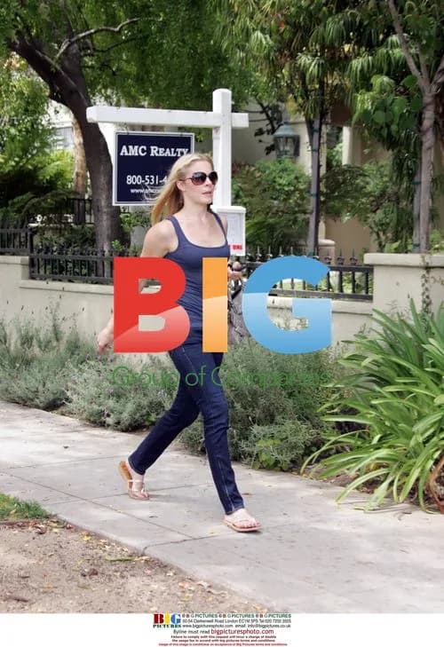 LeAnn Rimes strolling in Brentwood