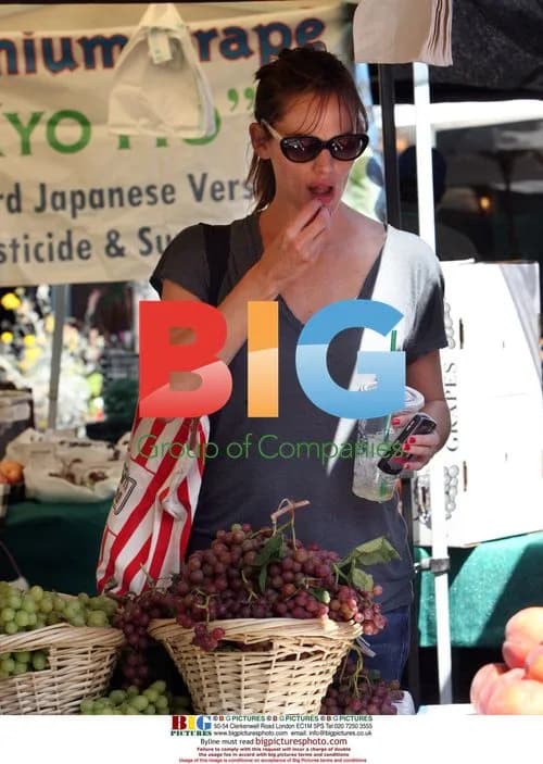 Jennifer Garner at Pacific Palisades Farmers Market