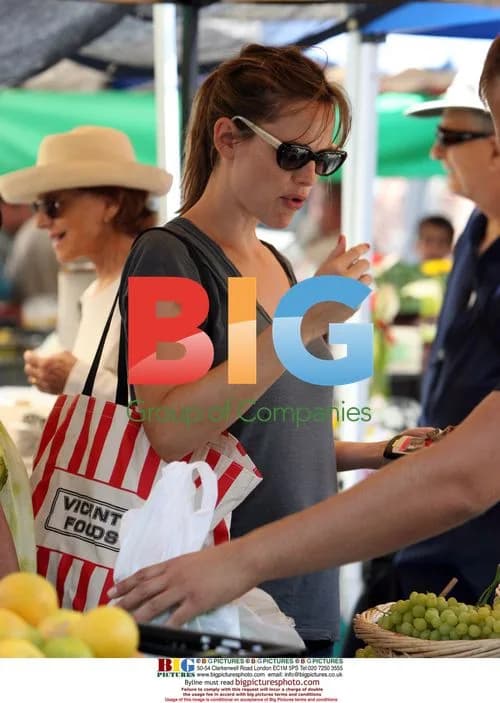 Jennifer Garner at Pacific Palisades Farmers Market