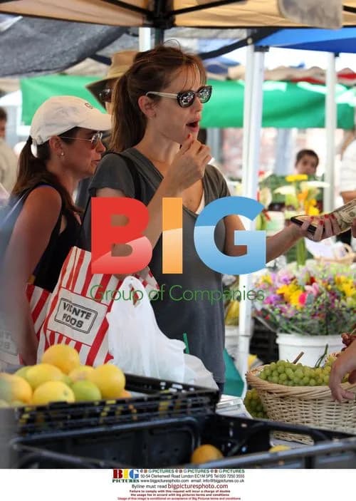Jennifer Garner taste tests grapes at farmers market