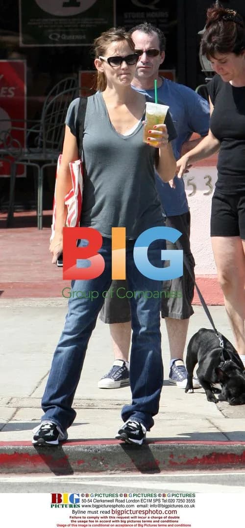 Jennifer Garner Taste Tests Grapes at Farmers Market