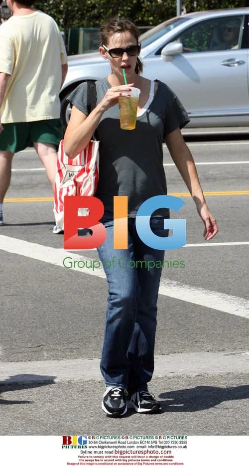 Jennifer Garner at Pacific Palisades Farmers Market