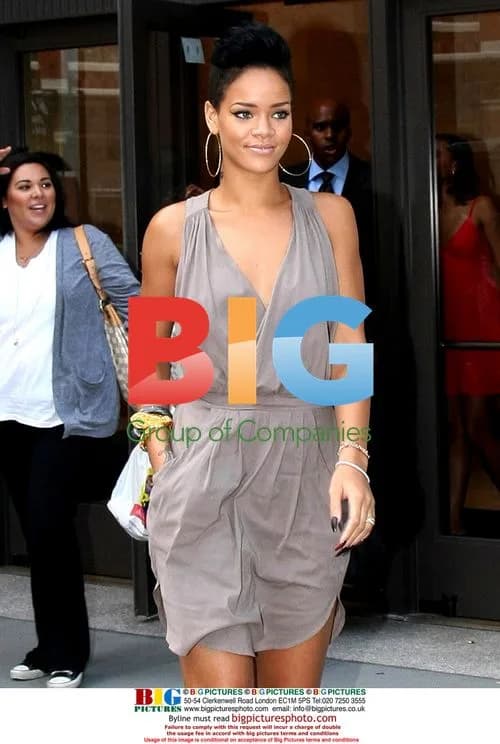 Rihanna Shopping in New York