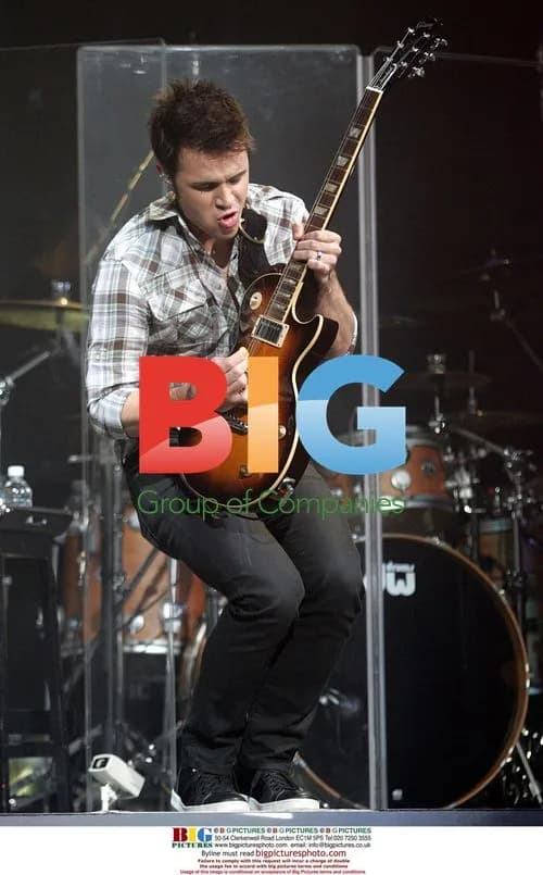 Kris Allen performs at 'American Idols Live' tour 2009