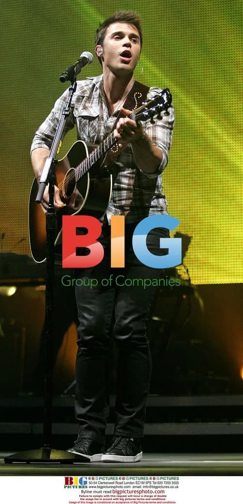 Kris Allen performs at 'American Idols Live' 2009