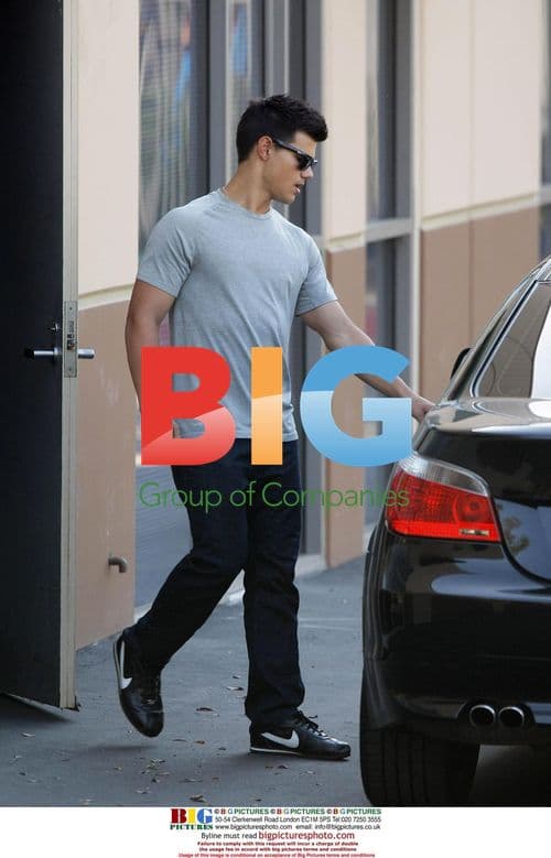 Taylor Lautner Spotted with Girlfriend