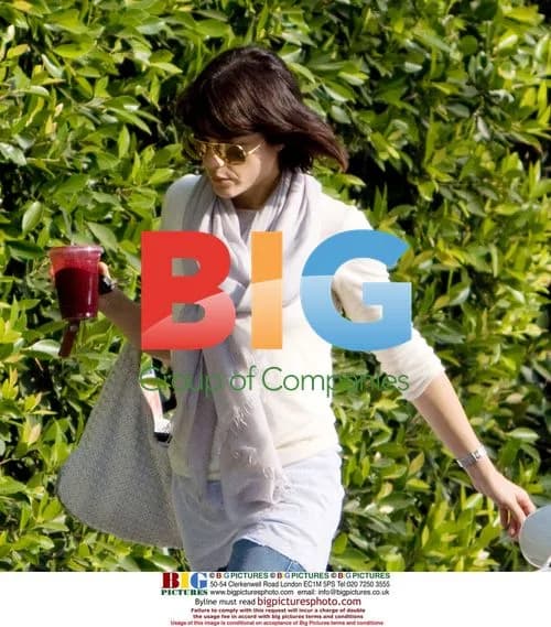 Selma Blair arrives home with cold beverage
