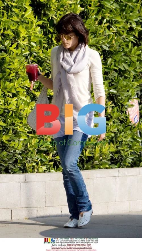 Selma Blair arrives home with drink