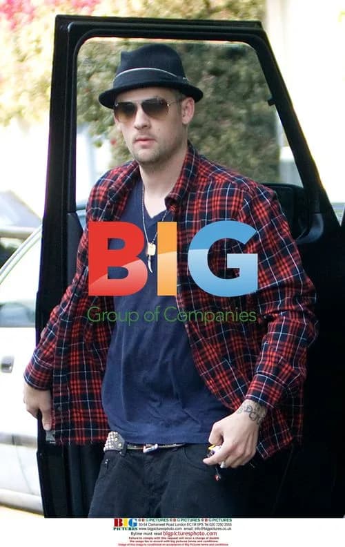 Joel Madden arriving at friend's house