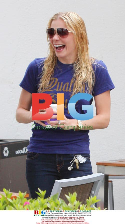 Leann Rimes takes toilet break with friend in Malibu