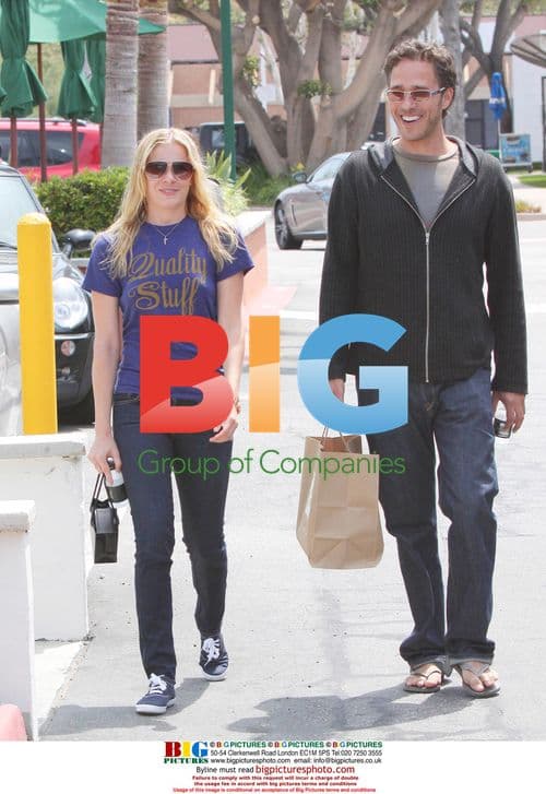 Leann Rimes takes a toilet break in Malibu