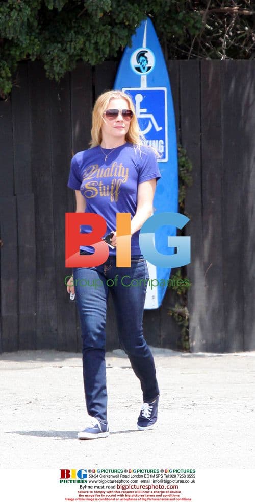 Leann Rimes takes toilet break in Malibu