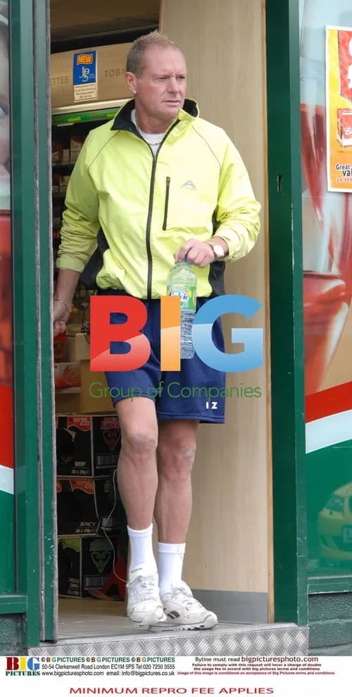 Paul Gascoigne buys water in Gateshead